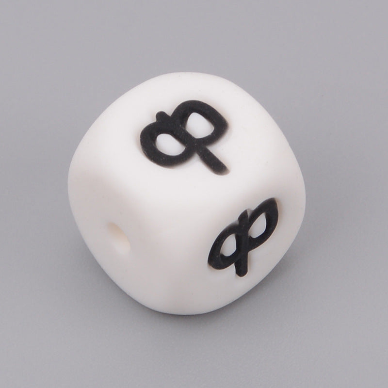 Letras rusas de silicona de 50 piezas al por mayor cuentas dispersas